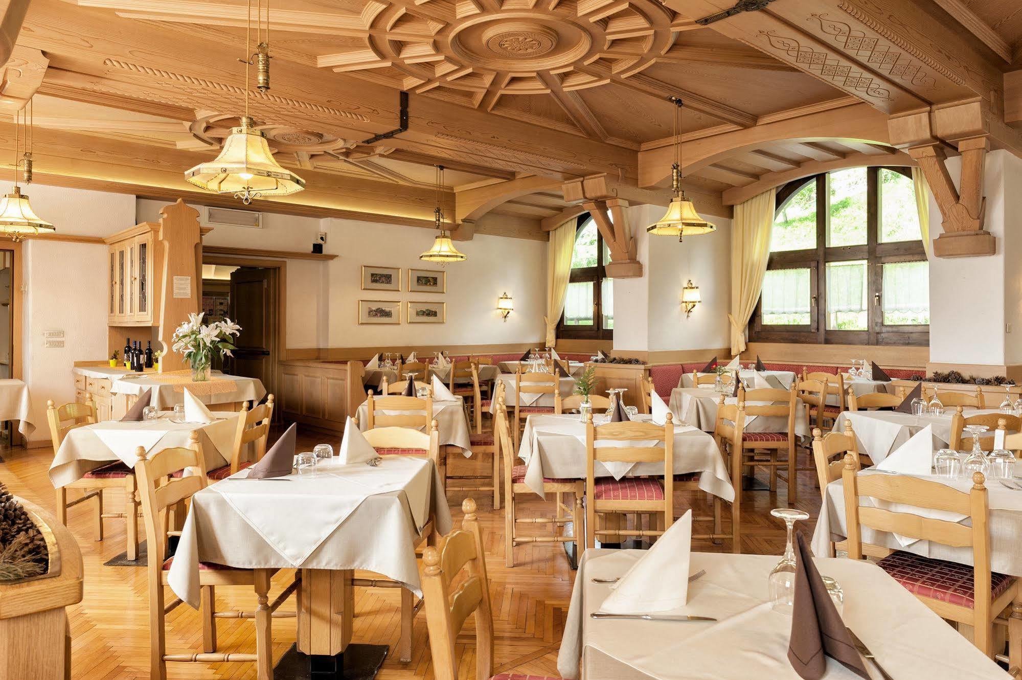 וארנה Hotel Alla Rocca מראה חיצוני תמונה