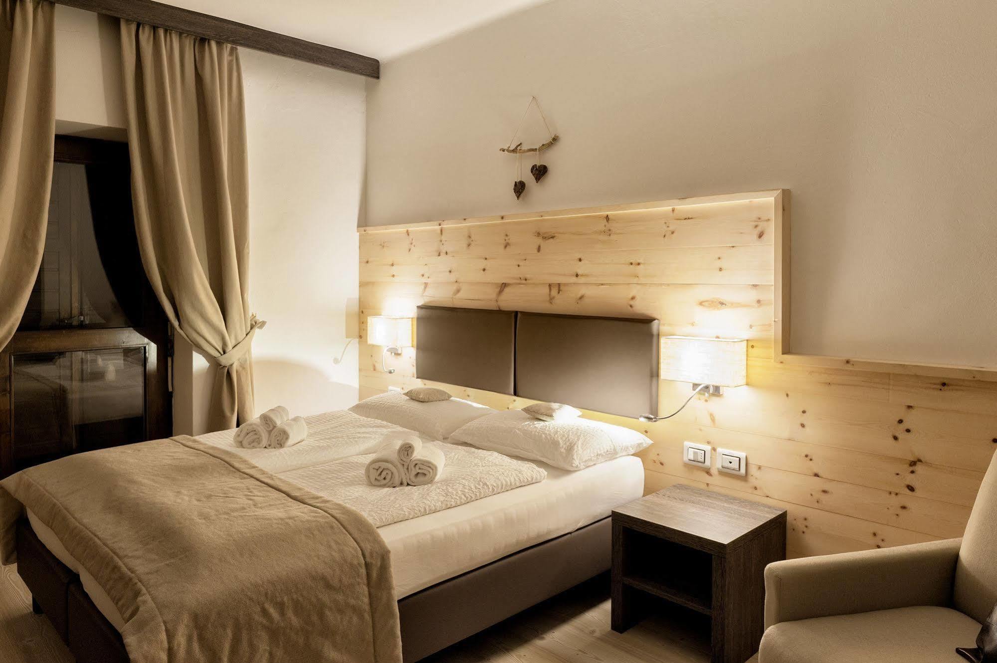 וארנה Hotel Alla Rocca מראה חיצוני תמונה